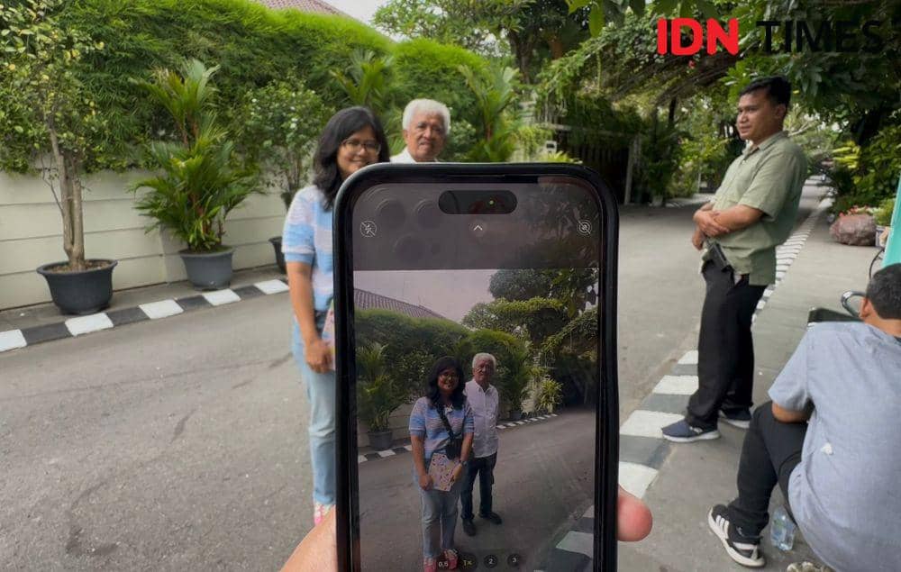 Warga yang datang ke rumah Jokowi, meski Jokowi sedang ke luar kota. (IDN Times/Larasati Rey)