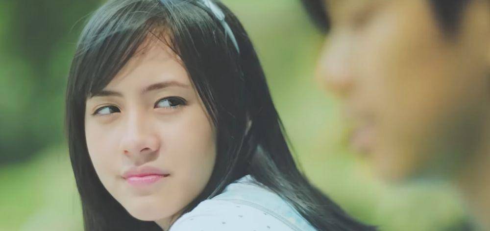 "Everyday, Kachuusha" (YouTube.com/JKT48)