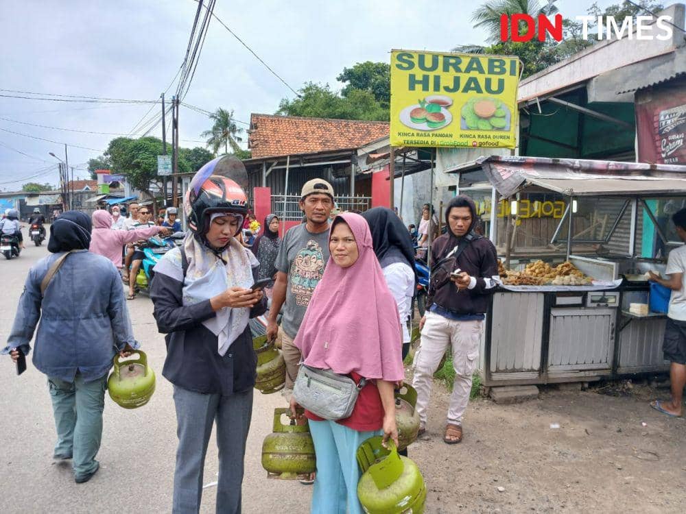 Warga Tangerang Nekat Ikuti Truk Distributor Demi Dapat Gas 3 Kg