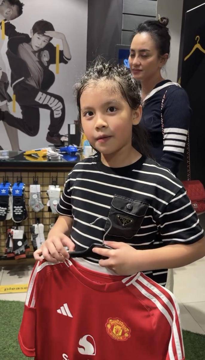 Yaya jadi supporter MU (instagram.com/Ibnujamilo)