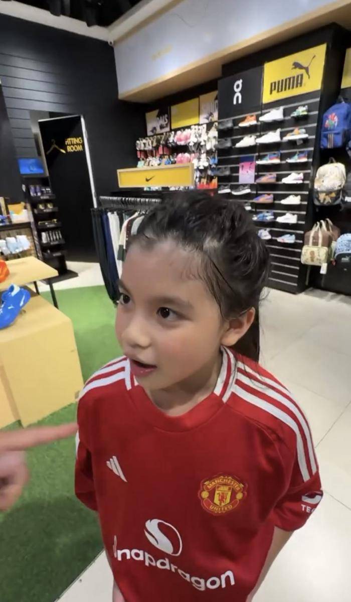 Yaya jadi supporter MU (instagram.com/Ibnujamilo)