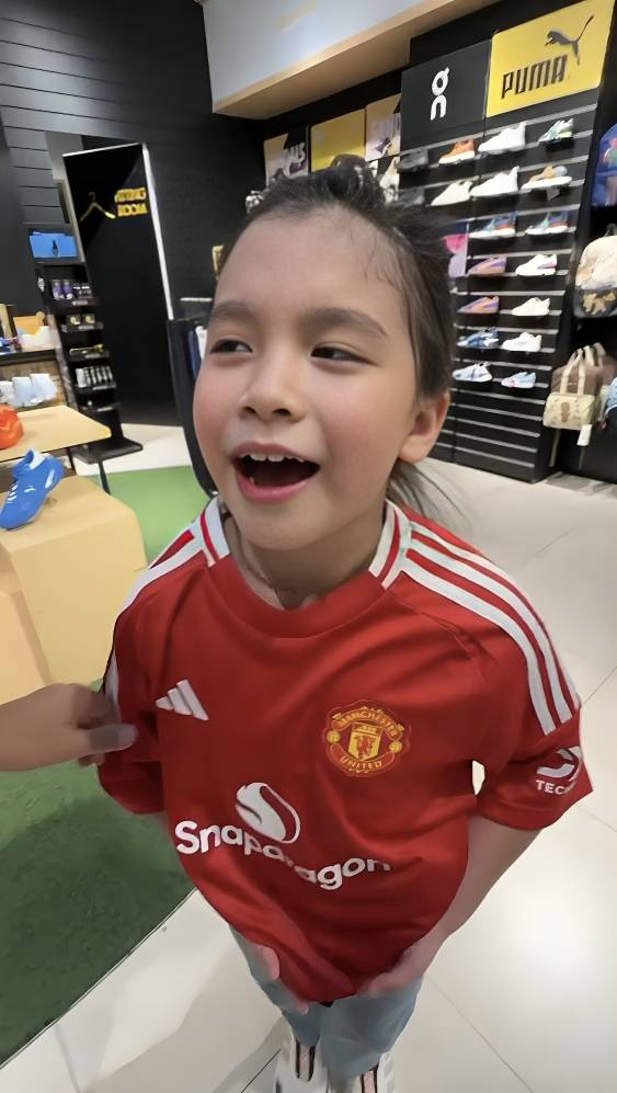 Yaya jadi supporter MU (instagram.com/Ibnujamilo)