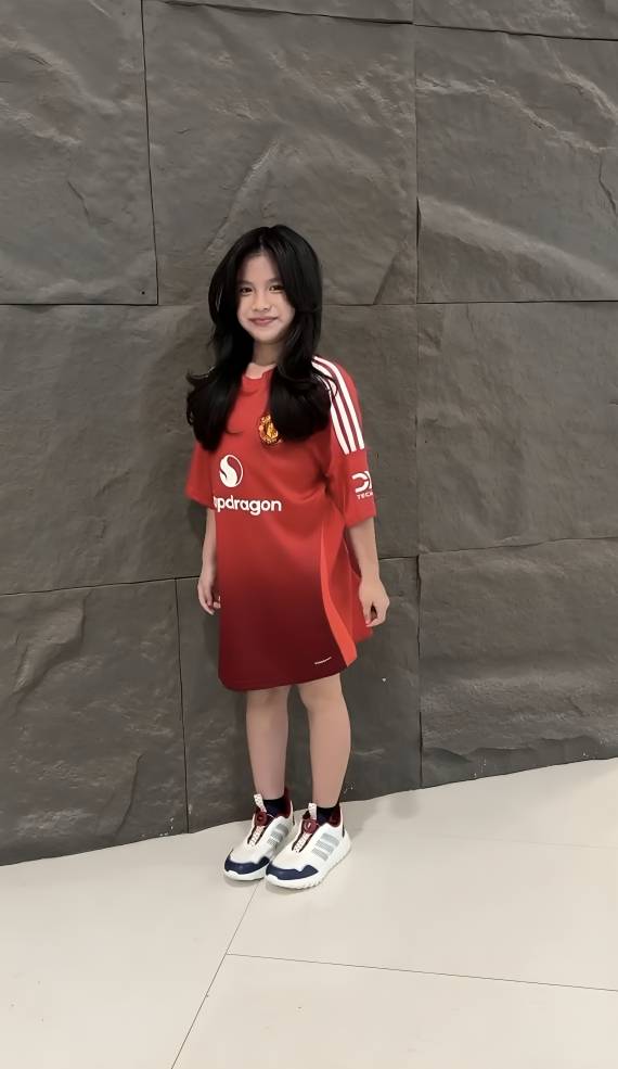 Yaya jadi supporter MU (instagram.com/Ibnujamilo)