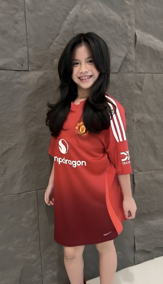 Yaya jadi supporter MU (instagram.com/Ibnujamilo)