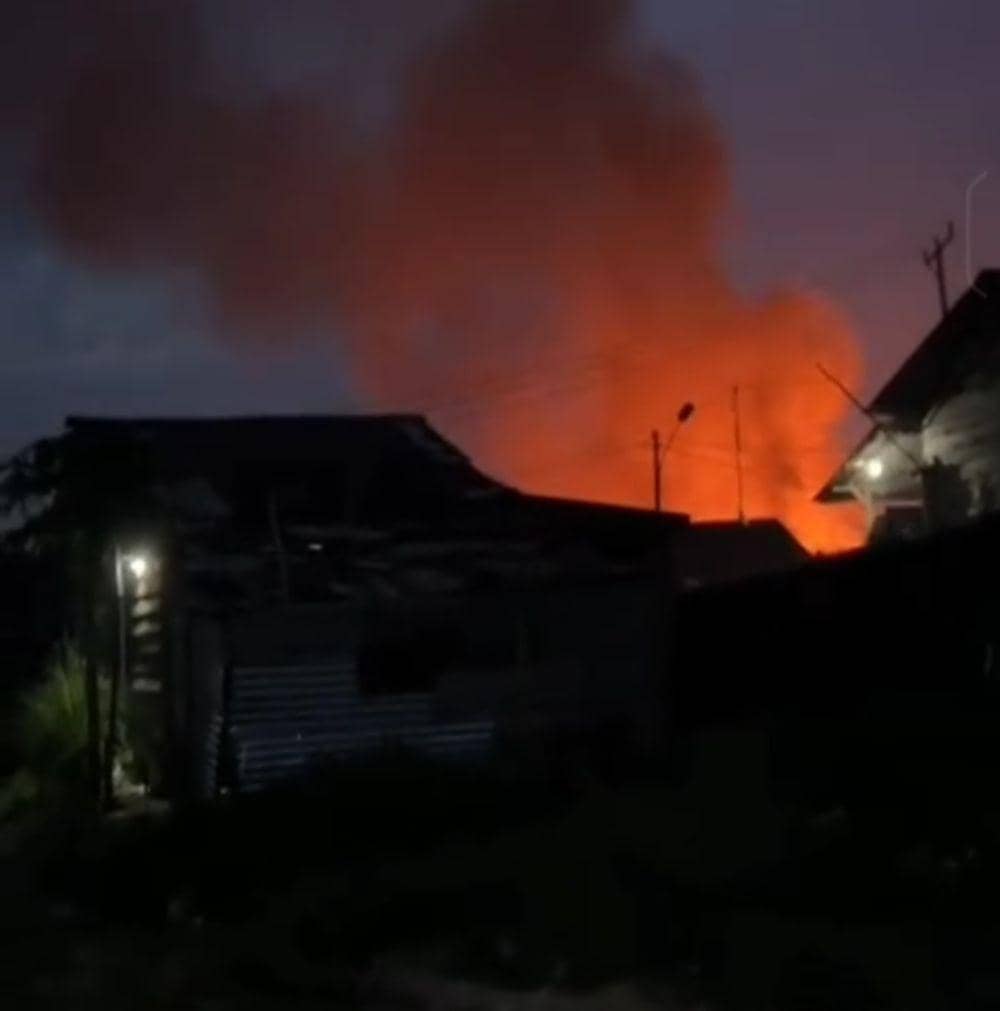 Petugas melakukan pemadaman puluhan loos Pasar Pagi Betung yang terbakar (Dok. Damkar Banyuasin)