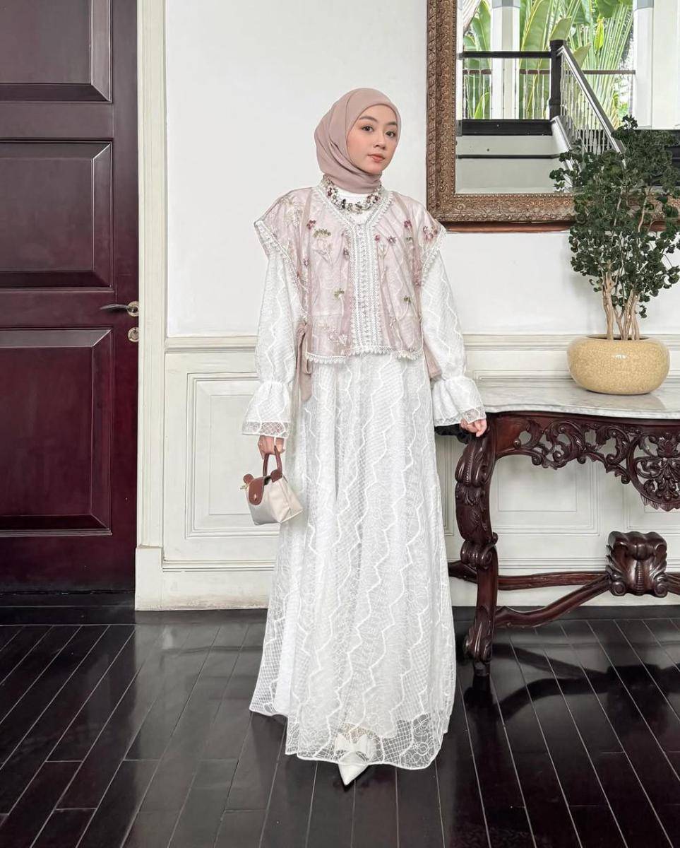 inspirasi dress brokat untuk lebaran ala Meirani Amalia (instagram.com/meiraniap)