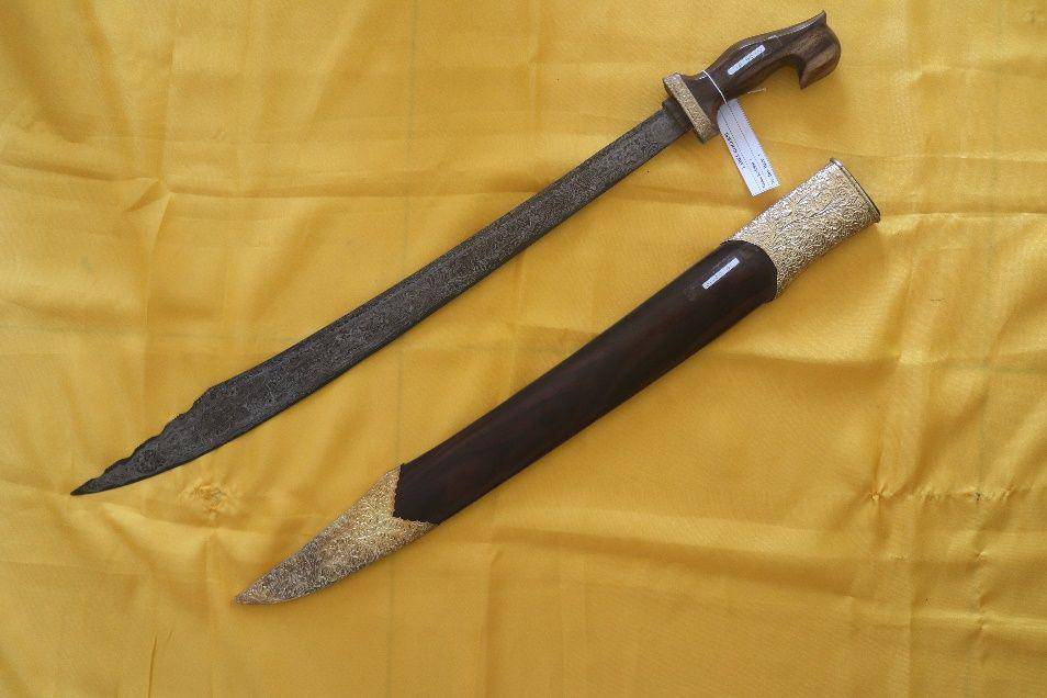 Senjata tradisional pedang. (Dok. Kemdikbud)