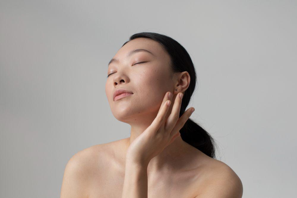 Perlukah Pakai Bedak Setelah Cushion? Cari Tahu Tipsnya!