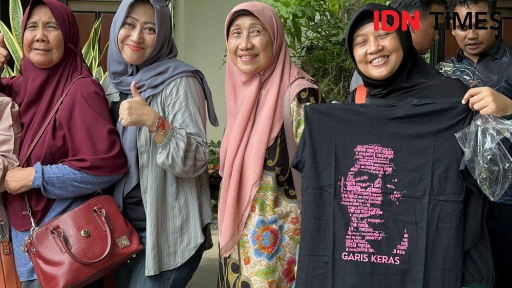 Tamu yang datang ke rumah Jokowi diberi kaos sebagai sovenir. (IDN Times/Larasati Rey)