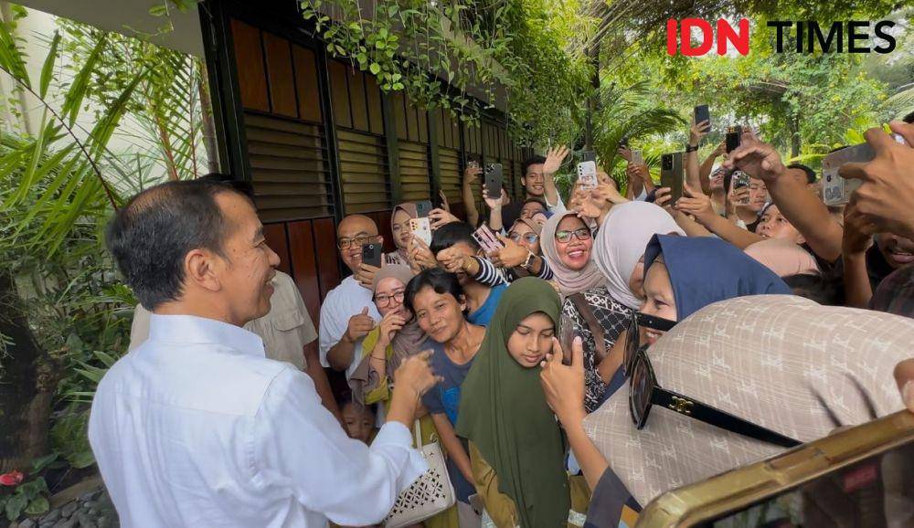 Presiden ke-7 Jokowi sedang menyambut warga yang datang ke rumahnya. (IDN Times/Larasati Rey)