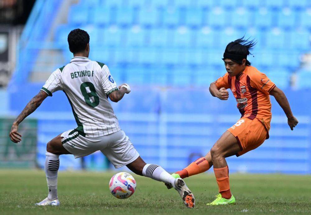 Aksi pemain Borneo FC, Kei Hirose (jersey oranye), pada pertandingan melawan PS Sleman di Stadion Batakan, Minggu (2/2/2025) sore. Borneo FC menang dengan skor tipis 1-0 pada pertandingan ini. (Dok. Facebook Borneo FC)