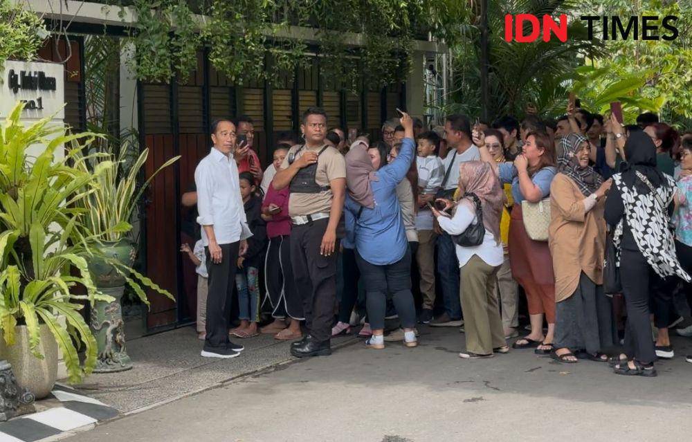 Presiden ke-7 Jokowi sedang menyambut warga yang datang ke rumahnya. (IDN Times/Larasati Rey)
