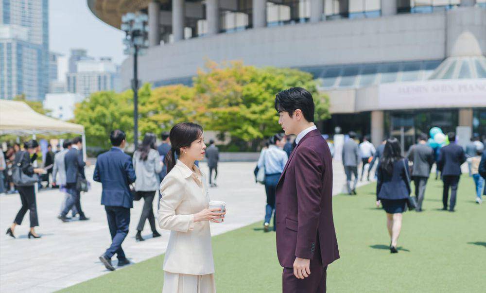 Han Ji Min dan Lee Jun Hyuk di KDrama Love Scout (dok.SBS/Love Scout)