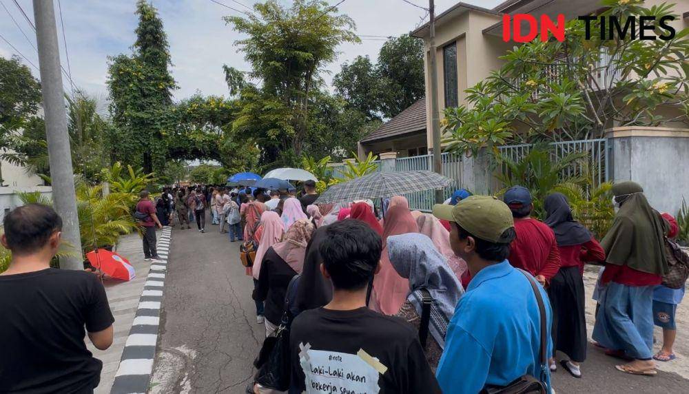 Antrian warga dirumah Presiden ke-7 Jokowi. (IDN Times/Larasati Rey)