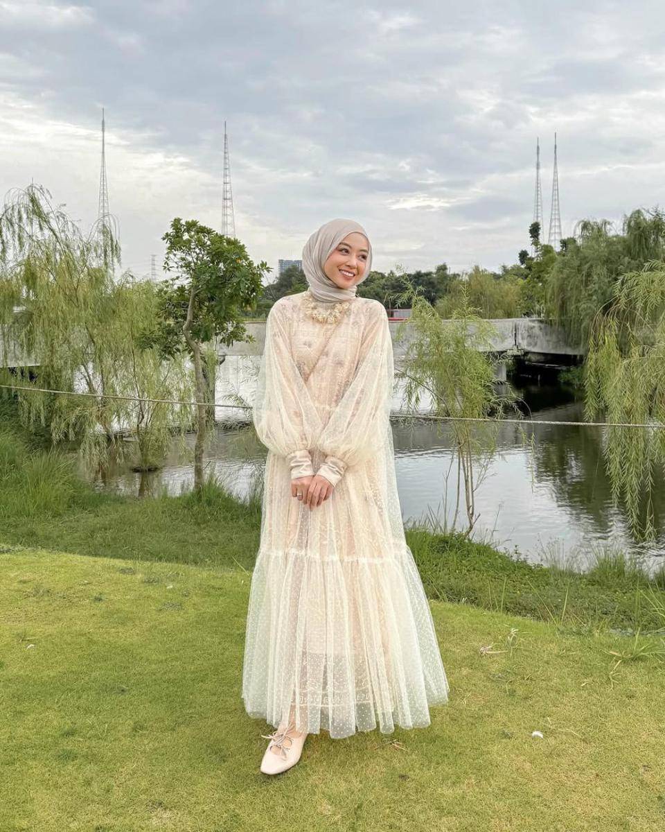 inspirasi dress brokat untuk lebaran ala Meirani Amalia (instagram.com/meiraniap)