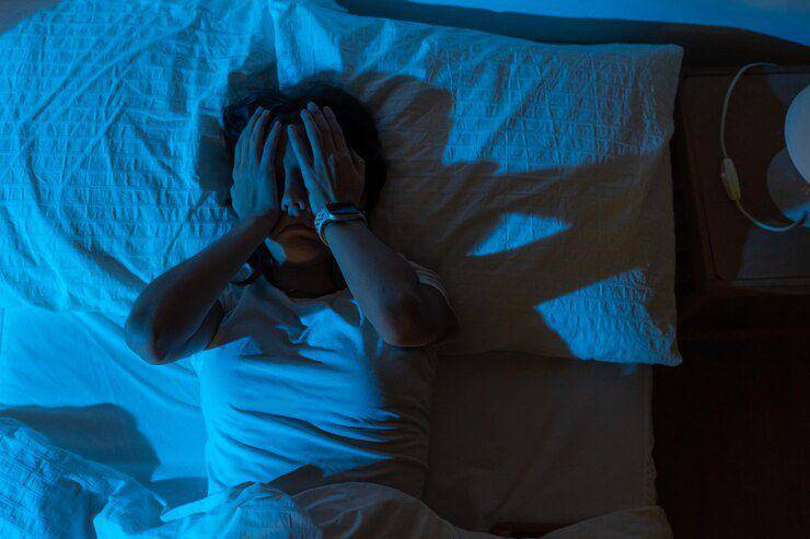 Ilustrasi orang yang tidak bisa tidur di malam hari (freepik.com/delirisfilms)