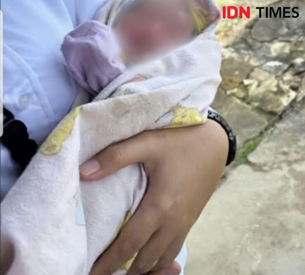 Ditemukan dalam Kardus, Bayi Ditinggalkan Depan Garasi di Singkawang