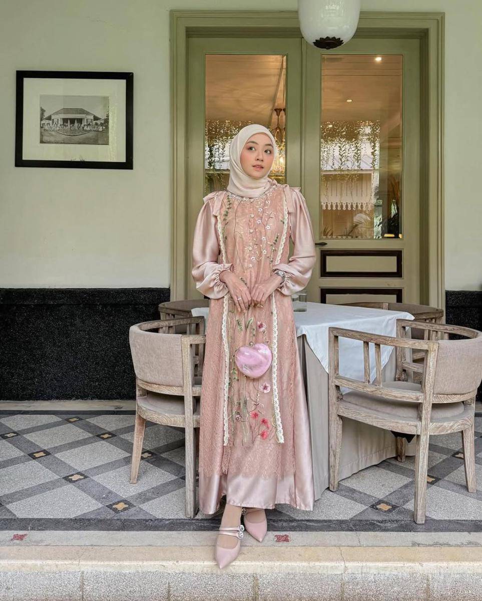 inspirasi dress brokat untuk lebaran ala Meirani Amalia (instagram.com/meiraniap)