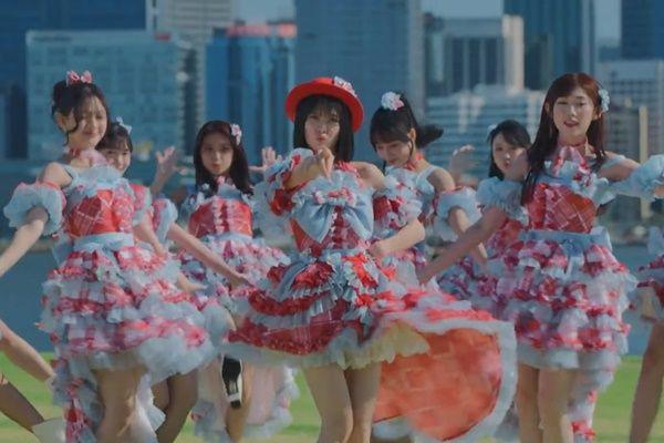 8 Potret Perbandingan MV #KuSangatSuka JKT48 Vs #Sukinanda AKB48