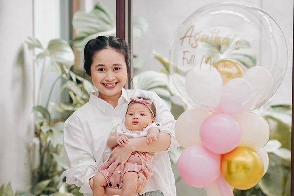7 Potret Perayaan 1 Bulanan Putri Gritte Agatha, Rambutnya Digundul