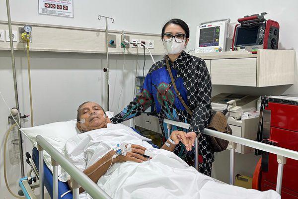 7 Potret Kondisi Ayah Fitri Carlina yang Tengah Dirawat di Rumah Sakit