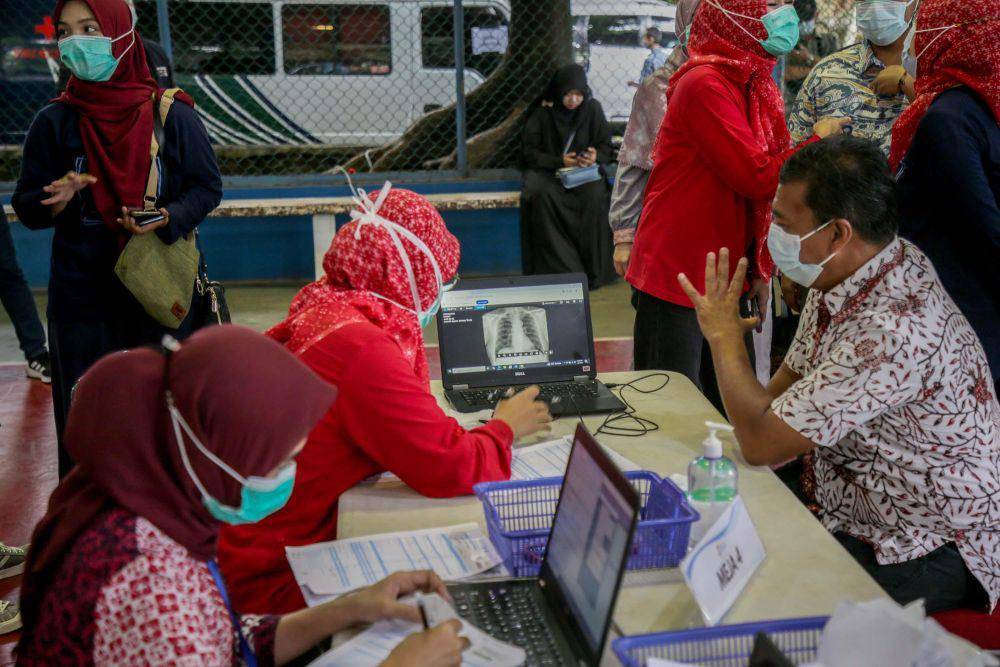 Plh Wali Kota Bogor Hanafi (kanan, duduk) saat cek kesehatan oleh Dinkes untuk mencegah TBC di GOR Pajajaran, Sabtu (1/2/2025). (Humas Pemkot Bogor).