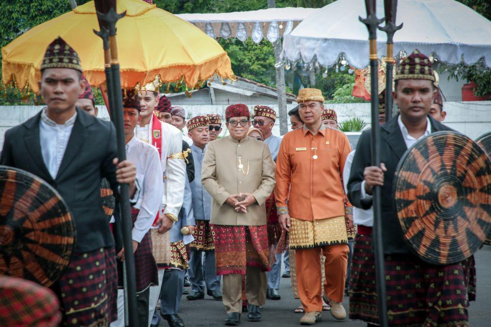 Pj Gubernur dan Istri Tuai Gelar Adat Lampung oleh MPAL: Kehormatan