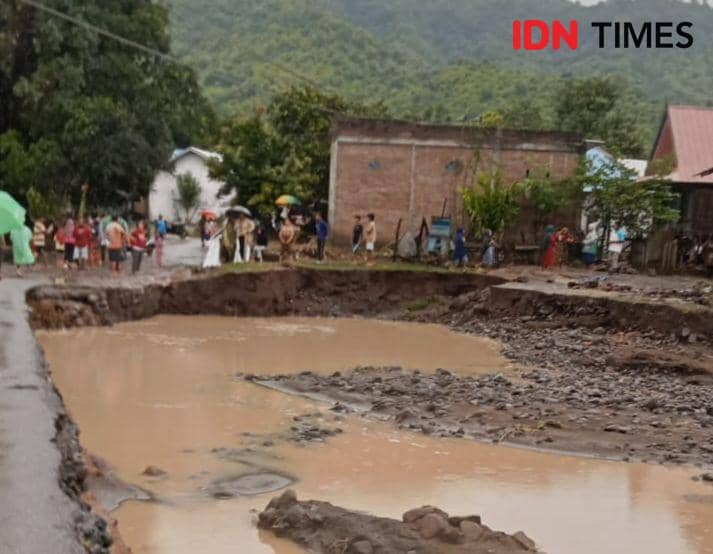 Foto tanah longsor akibat banjir di Desa Nangawera (Dok/Istimewa)