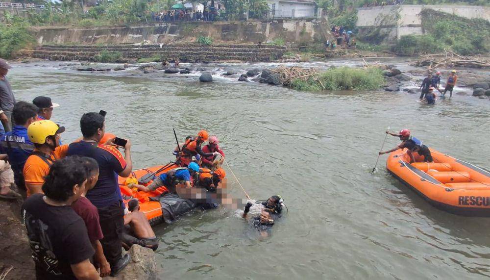 Proses evakuasi korban hilang di sungai Kelingi Lubuk Linggau (Dok: Basarnas Palembang)