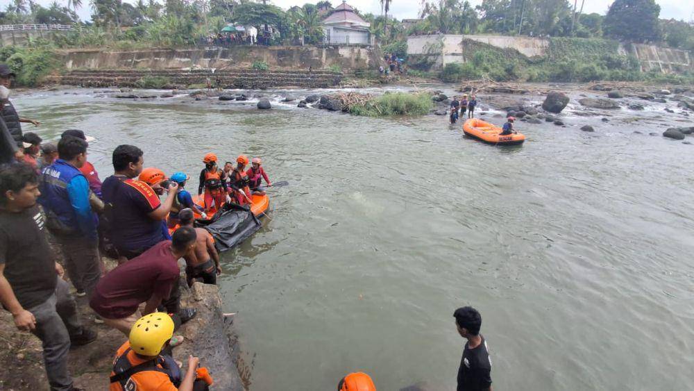 Proses evakuasi korban hilang di sungai Kelingi Lubuk Linggau (Dok: Basarnas Palembang)