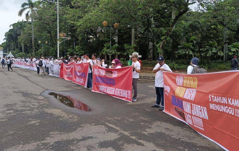 Tuntut pencairan TUKIN puluhan dosen Politeknik Negeri Madiun (PNM) dan ratusan dosen ASN dari seluruh Indonesia demo di bundaran patung kuda. IDN Times/ Istimewa.