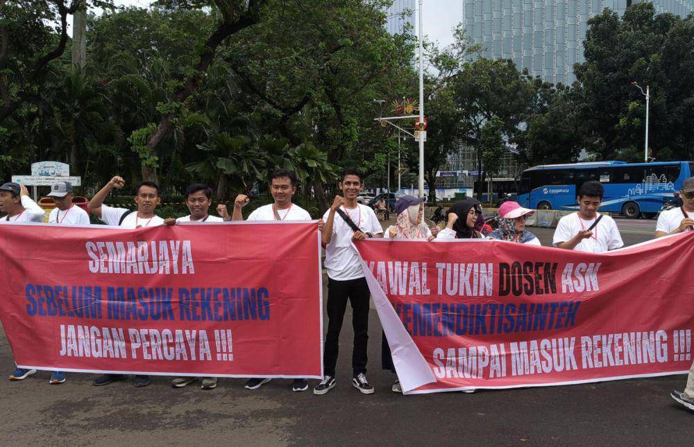 Tuntut pencairan TUKIN puluhan dosen Politeknik Negeri Madiun (PNM) dan ratusan dosen ASN dari seluruh Indonesia demo di bundaran patung kuda. IDN Times/ Istimewa.