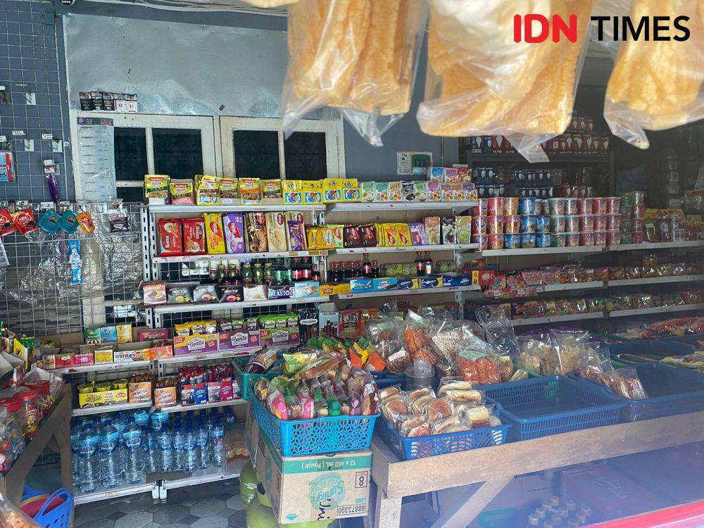 Suasana warung Lina di Jalan Raya Bogor-Ciawi, tabung LPG 3 KG ada tapi kosong. (Linna Susanti/IDN Times).