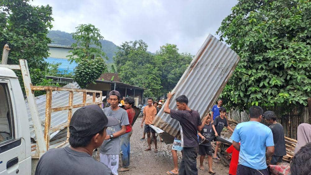Warga membersihkan puing-puing bangunan rumah yang rusak akibat banjir bandang di Kabupaten Bima. (dok. BPBD NTB)