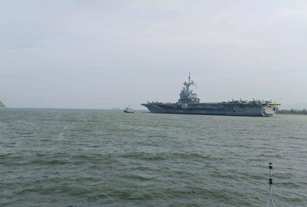 Kapal induk Charles de Gaulle tinggalkan Pelabuhan Gili Mas, Lombok. (Dokumentasi TNI AL)