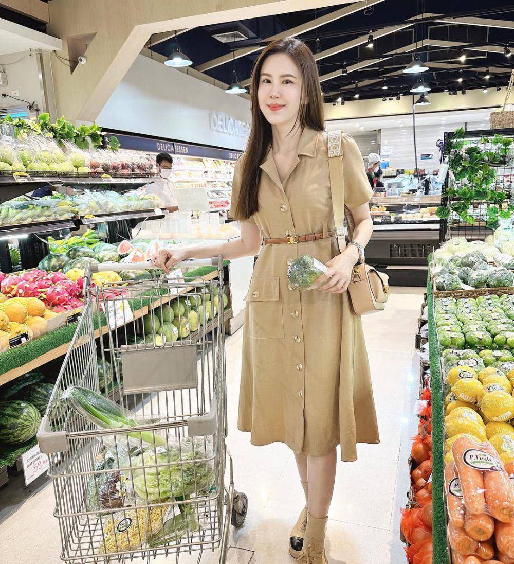 potret ide dress kerah ala Jeab Pijittra (instagram.com/jeab_pijittra)