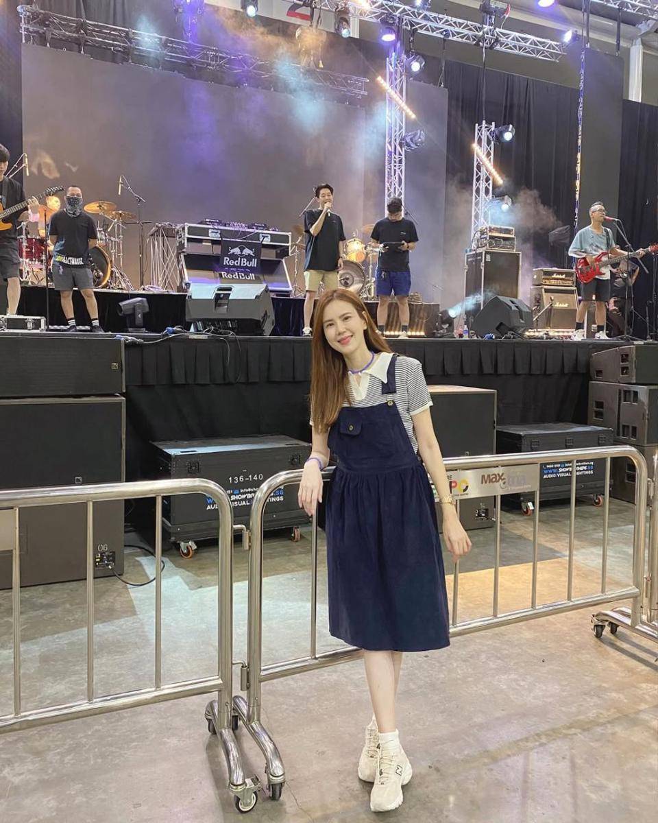 potret ide dress kerah ala Jeab Pijittra (instagram.com/jeab_pijittra)