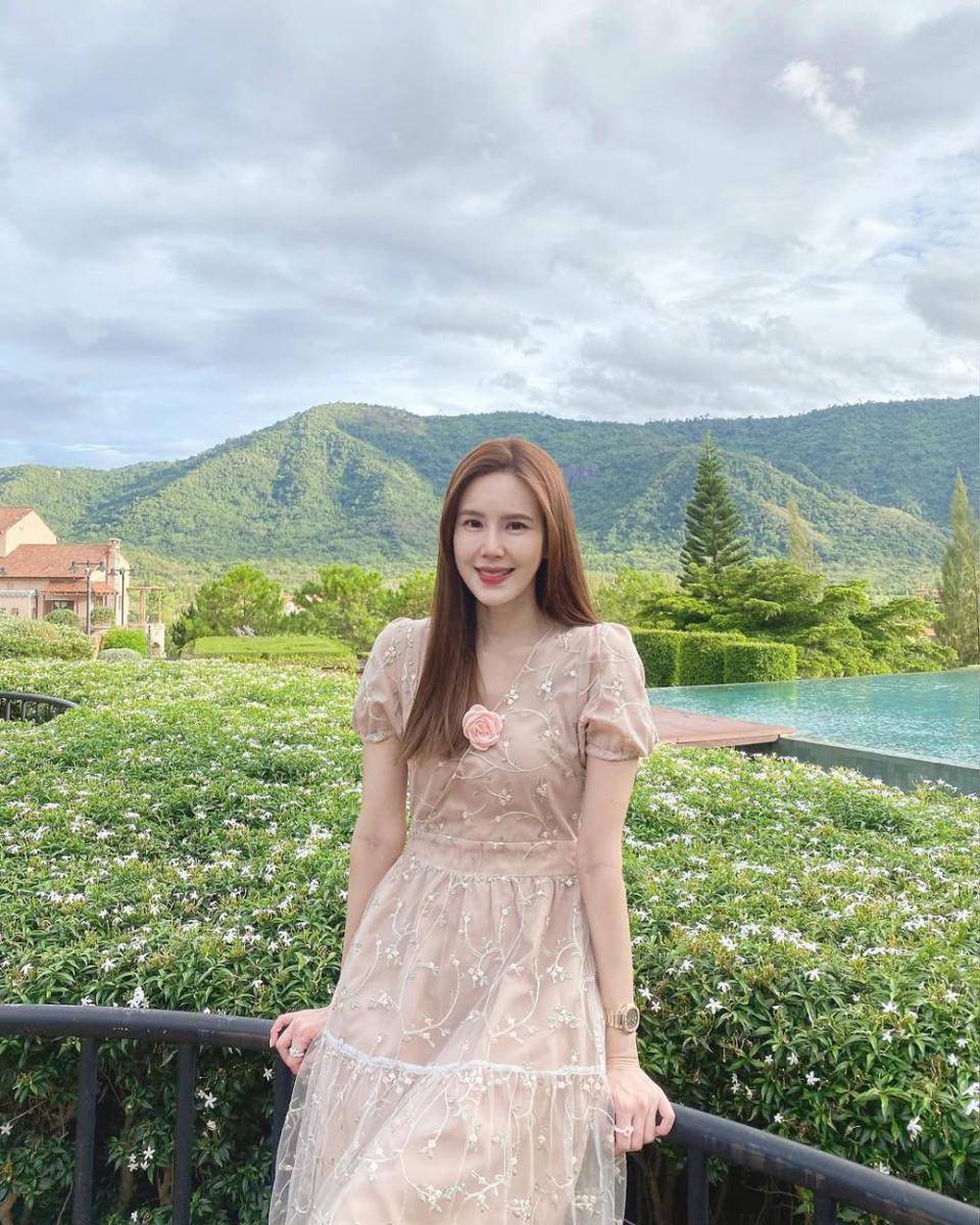 potret ide OOTD Valentine pakai dress floral (instagram.com/jeab_pijittra)