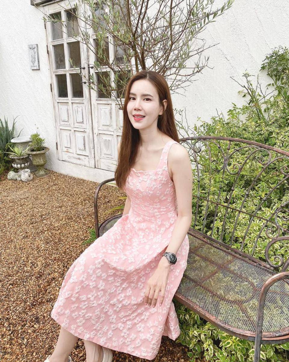 potret ide OOTD Valentine pakai dress floral (instagram.com/jeab_pijittra)