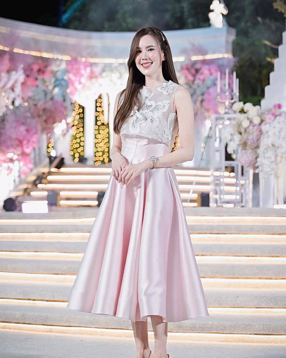 potret ide OOTD Valentine pakai dress floral (instagram.com/jeab_pijittra)
