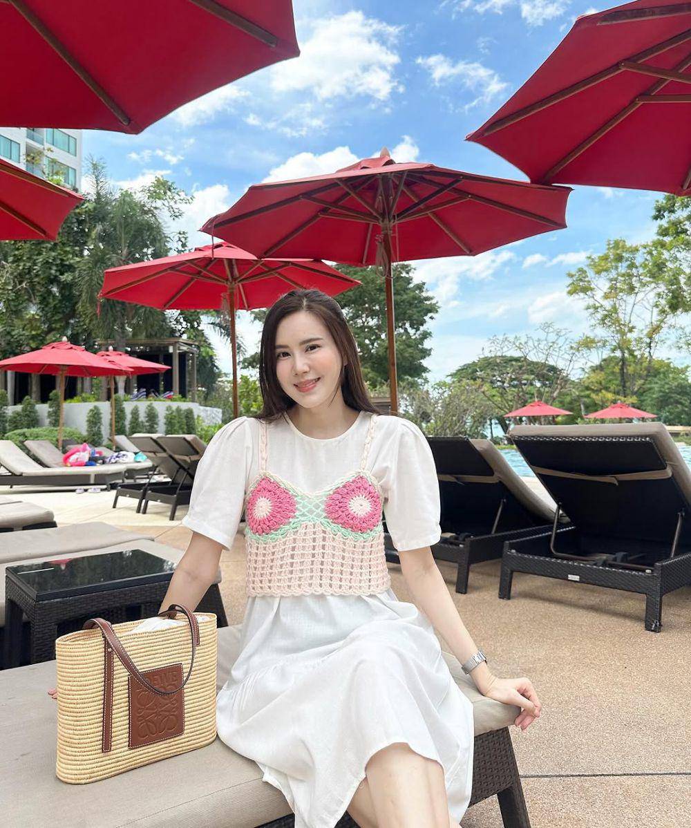 potret ide OOTD Valentine pakai dress floral (instagram.com/jeab_pijittra)