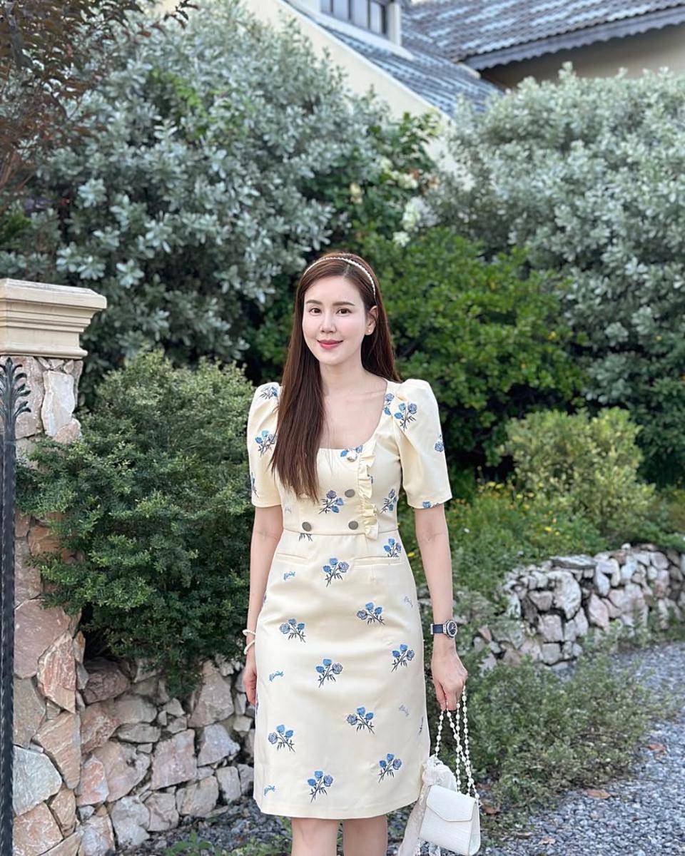 potret ide OOTD Valentine pakai dress floral (instagram.com/jeab_pijittra)