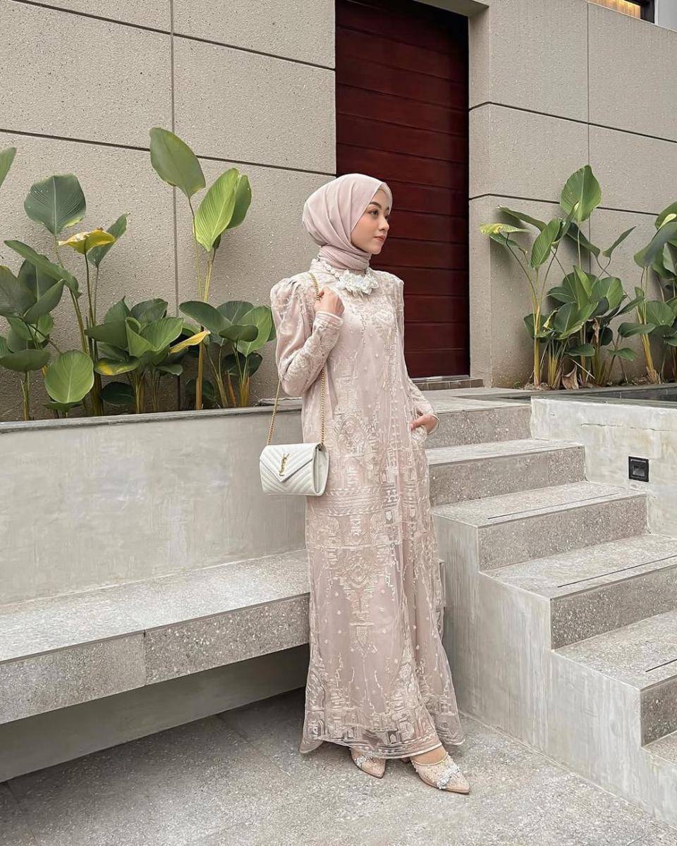 inspirasi dress brokat untuk lebaran ala Meirani Amalia (instagram.com/meiraniap)