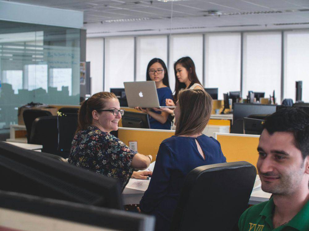 ilustrasi situasi dalam kantor (unsplash.com/Mimi Thian)