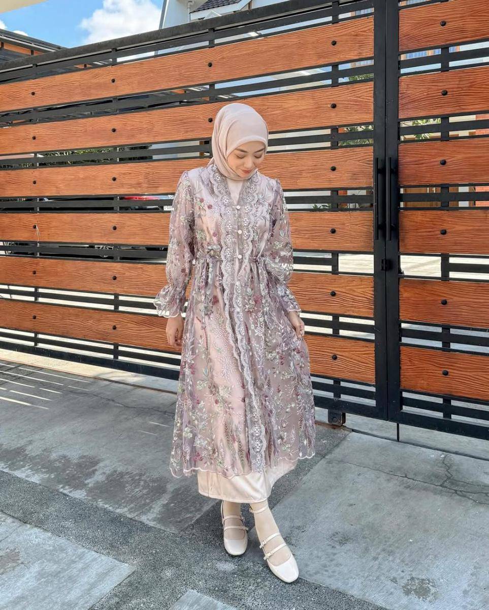inspirasi dress brokat untuk lebaran ala Meirani Amalia (instagram.com/meiraniap)