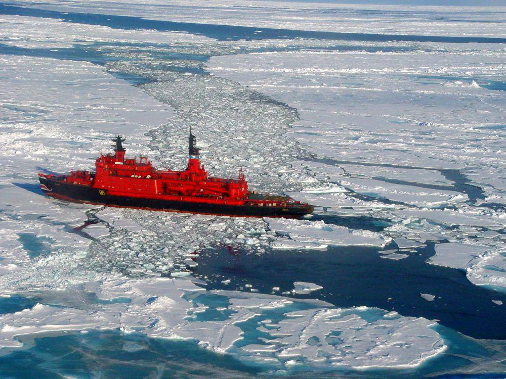 potret kapal pemecah es Yamal yang sedang dalam perjalanan ke Kutub Utara di tahun 2001 silam dengan membawa 100 orang turis (commons.wikimedia.org/Wofratz)