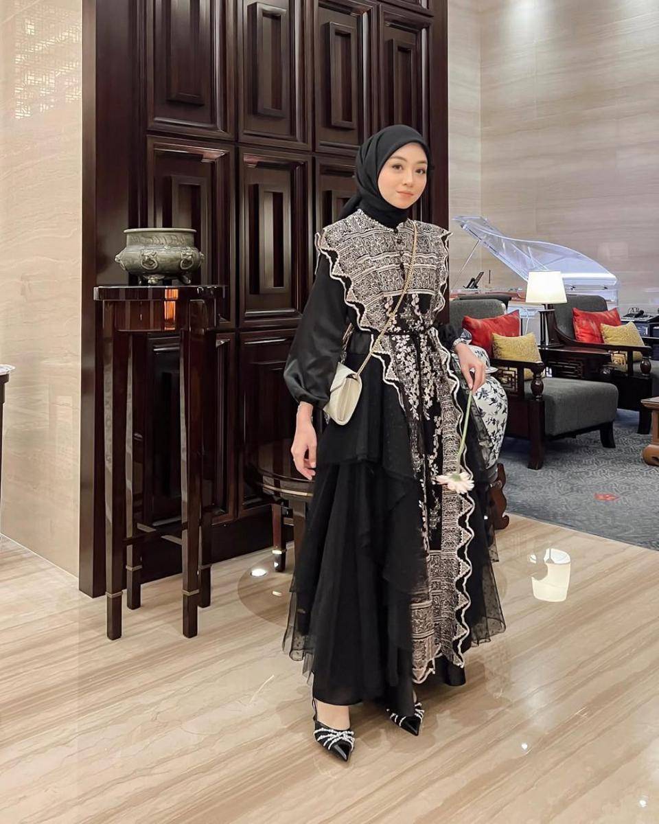 inspirasi dress brokat untuk lebaran ala Meirani Amalia (instagram.com/meiraniap)