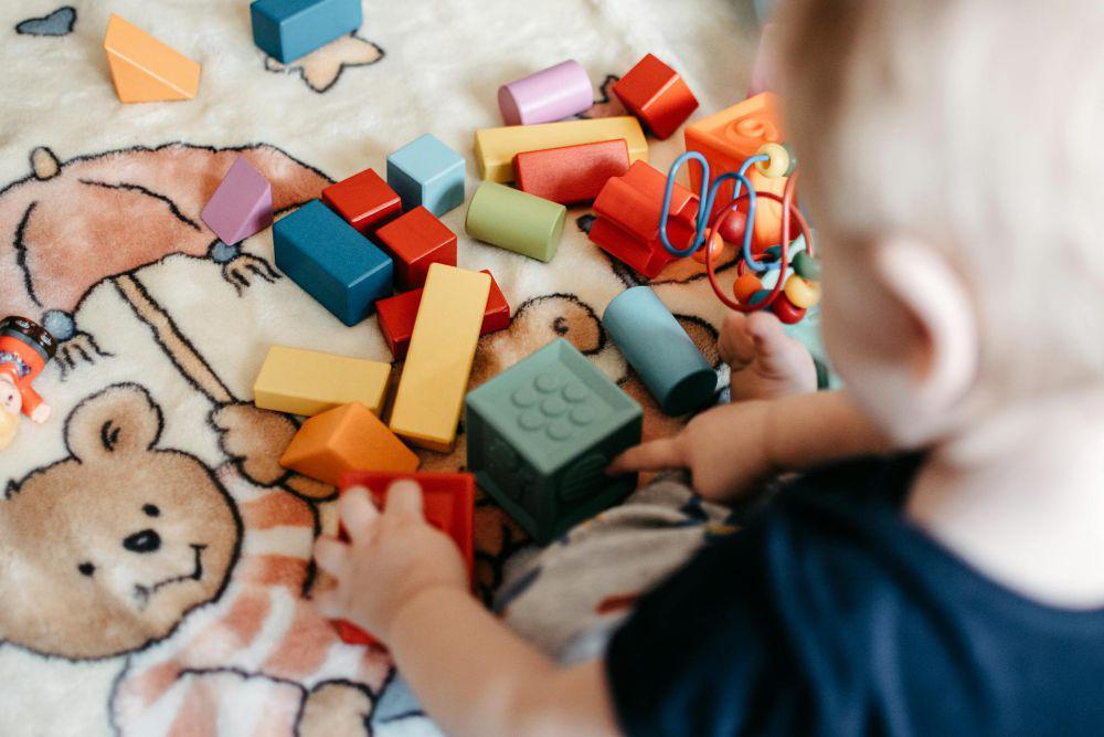 ilustrasi anak bermain lego (pexels.com/Lisa Fotios)