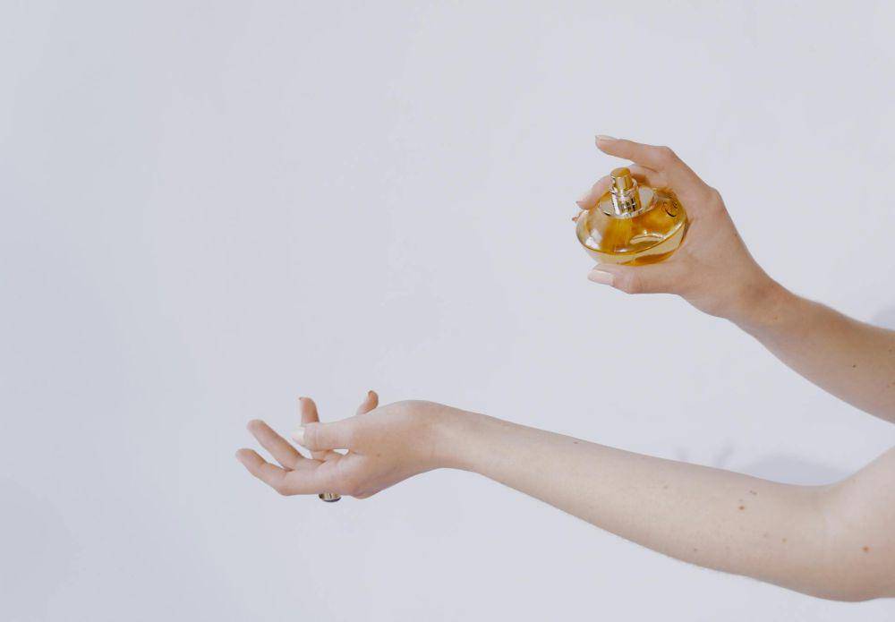 ilustrasi tangan memegang parfum (pexels.com/Mart Production)