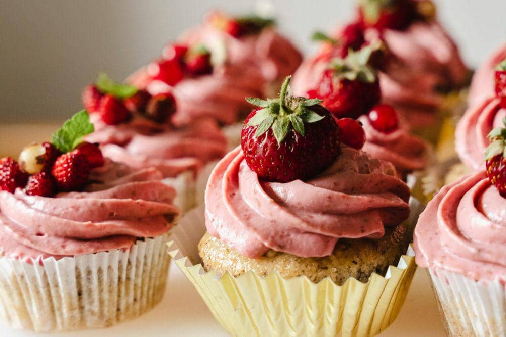 ilustrasi chocolate strawberry cupcakes (pexels.com/Pincalo)